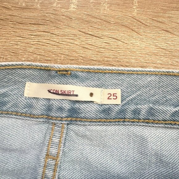 NWT Levi's Twisted Icon Denim Jean Mini Skirt Mid Rise in Light Wash Blue - Picture 3 of 4